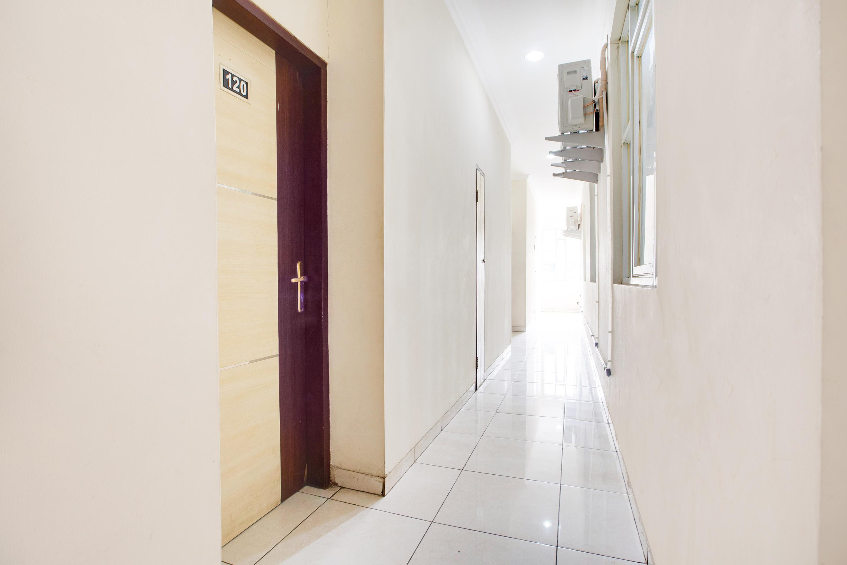 Reddoorz @ Arimbi Dewi Sartika Baru Hotel 3*